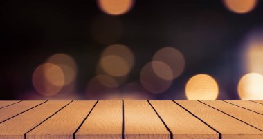 adam boş ahşap masa platformu comos çiçeği ile bulanık