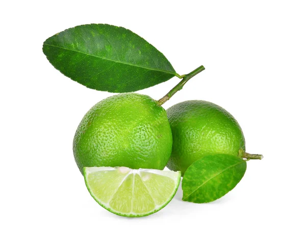 Färsk grön lime med gröna blad isolerad på vit bakgrund — Stockfoto