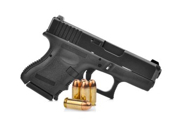yarı otomatik 9 mm tabanca tabanca üzerinde beyaz b izole cephane ile