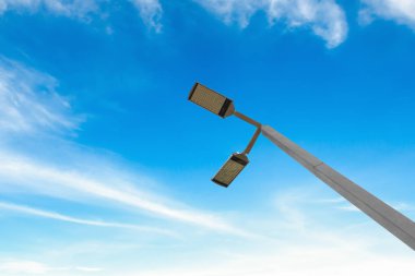 sokak lambaları güneş enerjisi güç ile mavi gökyüzü arka plan üzerinde yol açtı