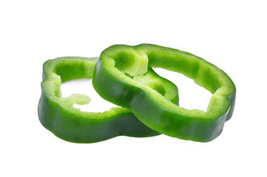 Beyaz arka plan üzerinde izole dilimlenmiş yeşil dolmalık biber