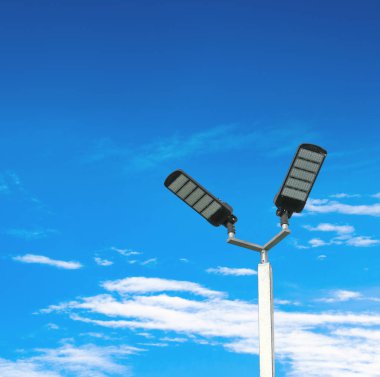 sokak lambaları güneş enerjisi güç ile mavi gökyüzü arka plan üzerinde yol açtı