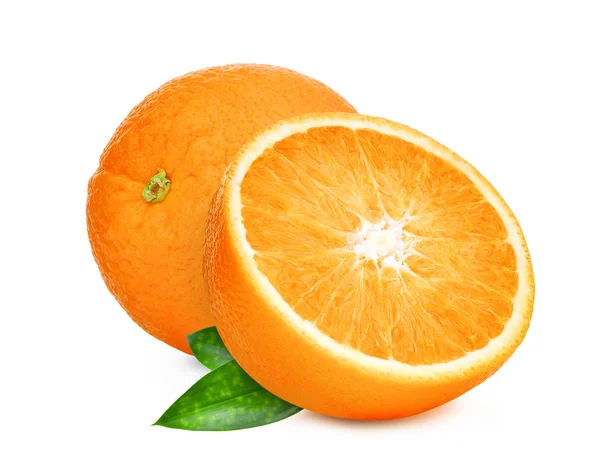 Celek a polovinu oranžové plody se zelenými listy, které jsou izolovány na whi — Stock fotografie