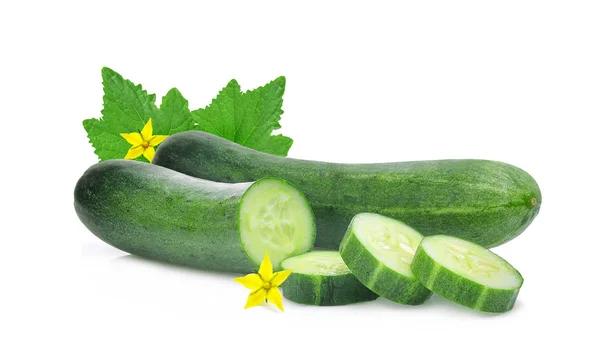 Čerstvá okurka s zelenými listy izolované na bílém pozadí — Stock fotografie