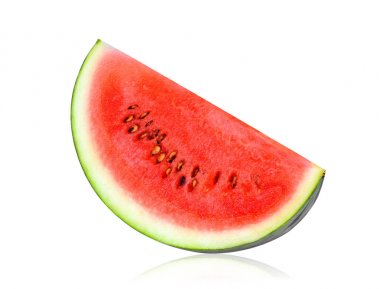 Dilimlenmiş taze karpuz, beyaz arka planda izole edilmiş.