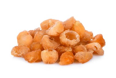 Kurumuş Longan beyaz arkaplanda izole edildi