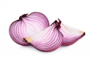 Dilimlenmiş kırmızı soğan beyaz arkaplanda izole edildi