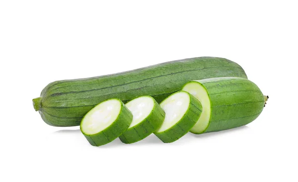 Свіжий зелений губний гарбуз або люффе зі скибочкою ізольовані на білому б — стокове фото