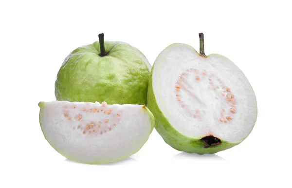 Цілі та наполовину фрукти гуави з зеленим листом ізольовані на білому фоні — стокове фото