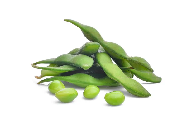 Zelené fazolky edamame nebo sójové boby izolovaných na bílém pozadí — Stock fotografie