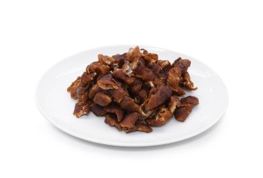 Beyaz arka plan üzerinde izole beyaz tabak içinde olgunlaşmış demirhindi