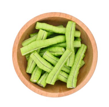 yarda uzun fasulye üzerinde beyaz backg izole ahşap kase dilimlenmiş