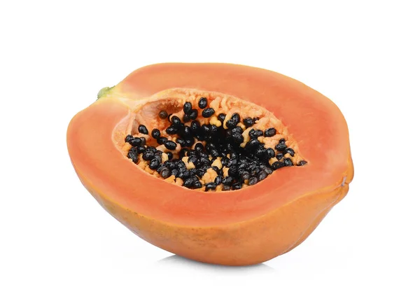 Половина спелых плодов папайи с семенами, выделенными на белой спине — стоковое фото