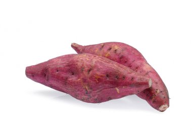 Beyaz arka plan üzerinde izole ham tatlı patates