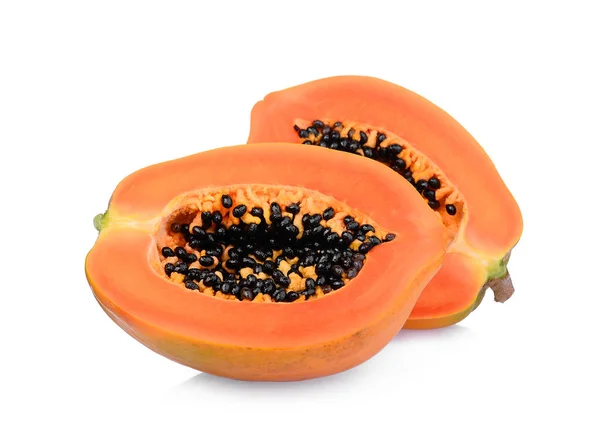 Половина спелых плодов папайи с семенами, выделенными на белой спине — стоковое фото
