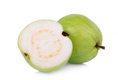 Bütün ve beyaz arka plan üzerinde izole yarım guava meyve