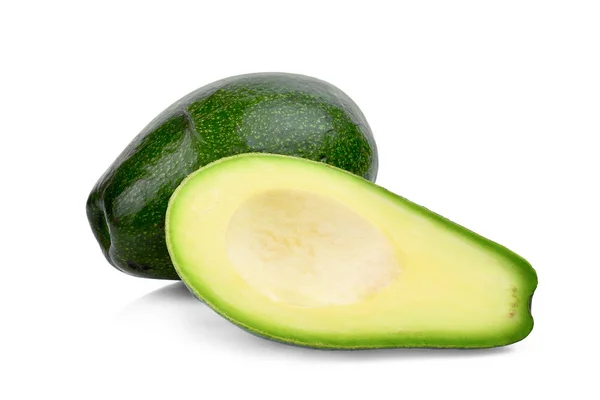 Hele en halve avocado geïsoleerd op witte achtergrond — Stockfoto