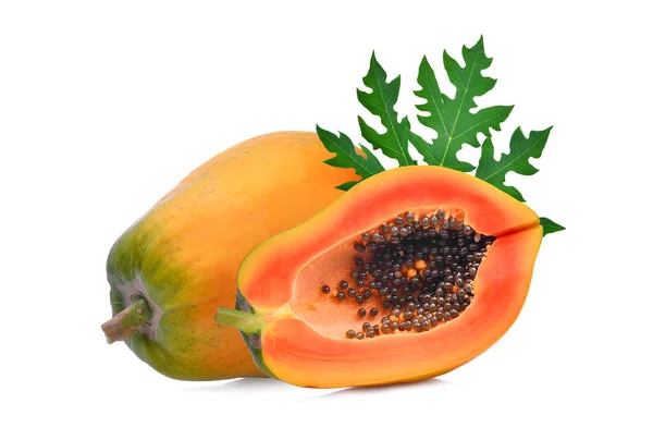 Egész és fél érett papaya gyümölcs-levél elszigetelt fehér bac — Stock Fotó