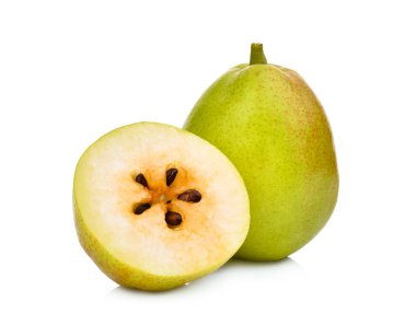 Bütün ve beyaz arka plan üzerinde izole yarım kokulu armut