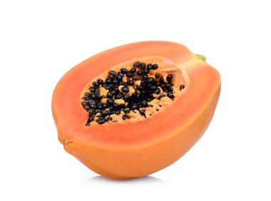Beyaz arka plan üzerinde izole tohumları ile olgun papaya yarım kesilmiş