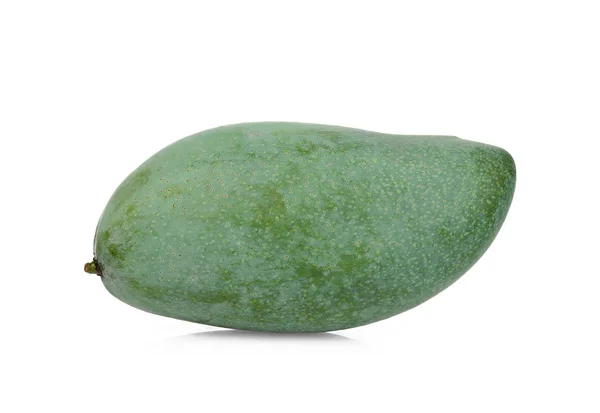 Singolo mango verde isolato su fondo bianco — Foto Stock