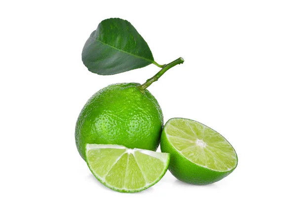 Bütün ve dilim taze yeşil limon yaprağı üzerinde beyaz bac izole — Stok fotoğraf