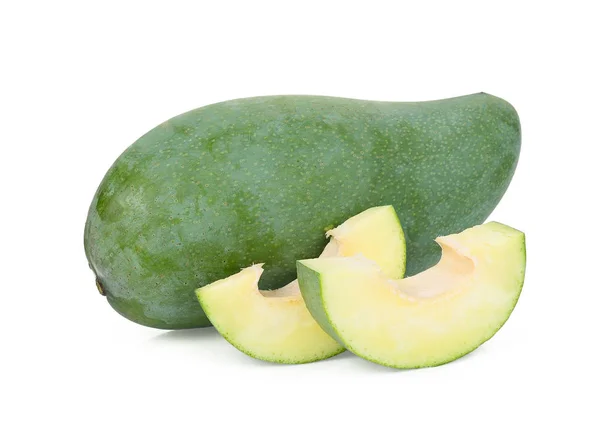 Mango verde entero y rebanado aislado sobre fondo blanco — Foto de Stock