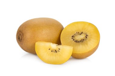 Beyaz arka planda izole edilmiş sarı kivi veya altın kivi meyvesi