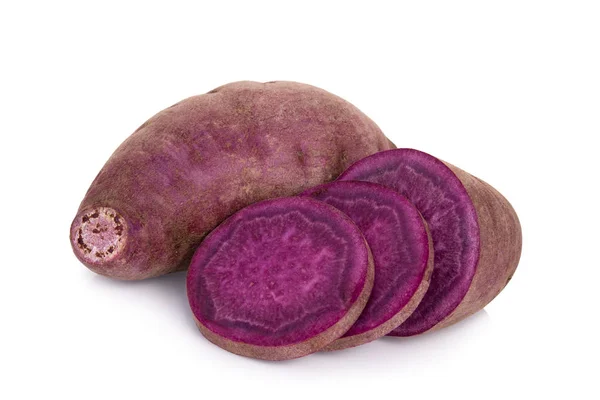 Purpurowe słodkie ziemniaki lub ziemniaki wyizolowane na białym tle — Zdjęcie stockowe