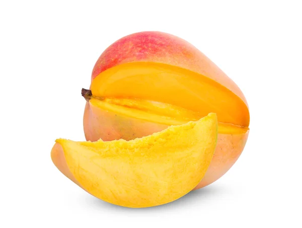 Спелые манго изолированы на белом фоне — стоковое фото