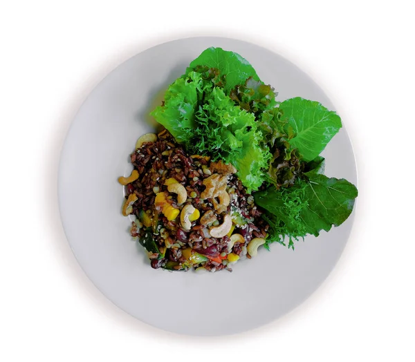 Bunt gehackter Salat auf weißem Teller — Stockfoto