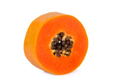 Dilimlenmiş olgun papaya meyvesi ve beyaz arka planda izole edilmiş tohum.
