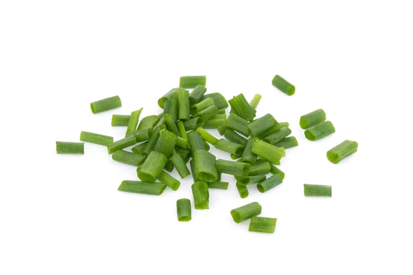 Beyaz arka plan üzerinde izole dilimlenmiş yeşil soğan — Stok fotoğraf