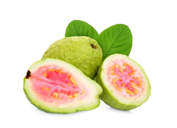 Hela och halva rosa guava frukt med blad isolerade på vit rygg — Stockfoto