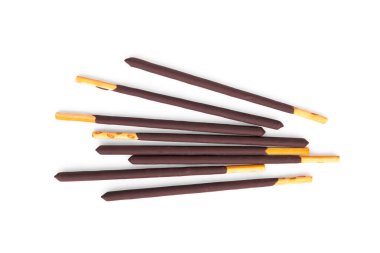 Beyaz arka planda izole edilmiş çikolatalı bisküvi çubuğu.