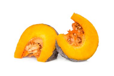 Beyaz arka planda iki balkabağı dilimlenmiş.