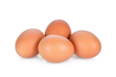 Beyaz arka planda izole edilmiş dört tavuk yumurtası