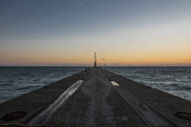 Gün batımında Vinçli deniz beton İskelesi