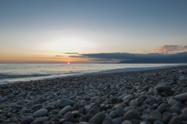 Çakıl plajı gün batımında