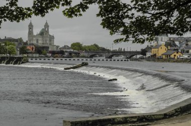 Şehirdeki nehir Barajı.