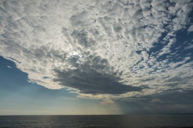 Deniz ve güzel bulutlar.