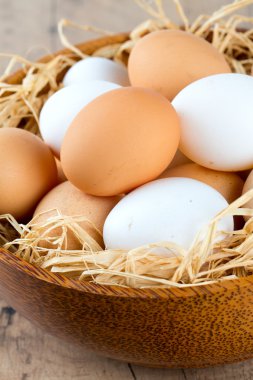 güzel çiftlik yumurta bir ahşap kase