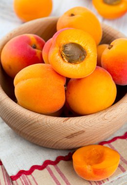 ahşap masa üzerinde bir kasede kayısı