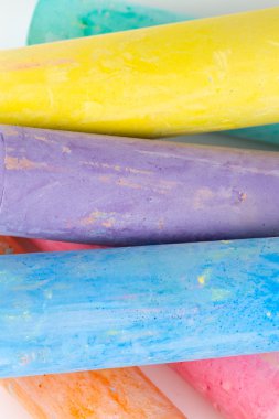 beyaz izole renkli tebeşirler