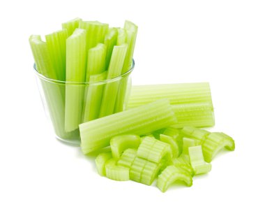 Beyaz arkaplanda izole edilmiş taze kereviz