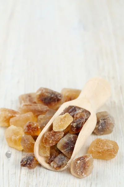 Zucchero caramellato su superficie di legno — Foto Stock