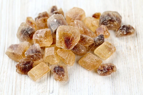 Karamelizovaný cukr na dřevěný povrch — Stock fotografie