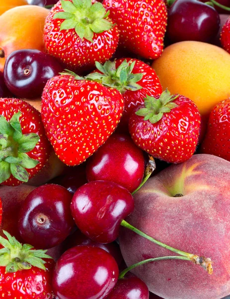 Frutas frescas e sortimento de bagas — Fotografia de Stock