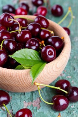 ahşap yüzeyde bir kase kiraz