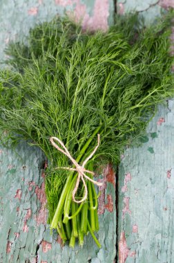 demet dereotu ahşap yüzey üzerinde